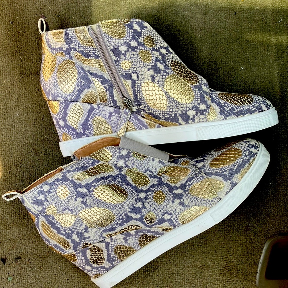 Side zip wedge gold and grey snakeskin-textured bootie Sz 10